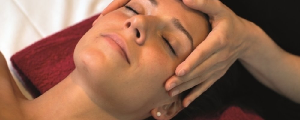 Aromaölmassage mit Gesichtsmassage (ca. 60 Min.)