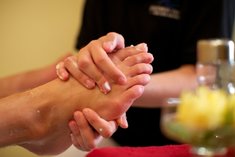 Fußreflexzonenbehandlung mit Fußbad (ca. 40 Min.)