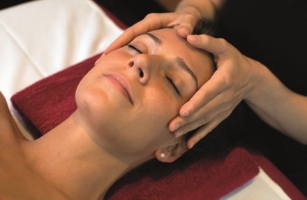 Aromaölmassage mit Gesichtsmassage (ca. 60 Min.)