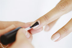 Maniküre für sie/ihn mit Lack/Politur (ca. 50 Min.)