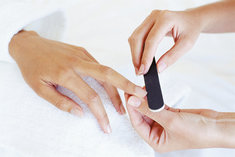 Maniküre für sie/ihn (ca. 40 Min.)